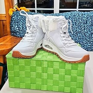 Skechers ankle snow boots  US 7. White faux fur inside.